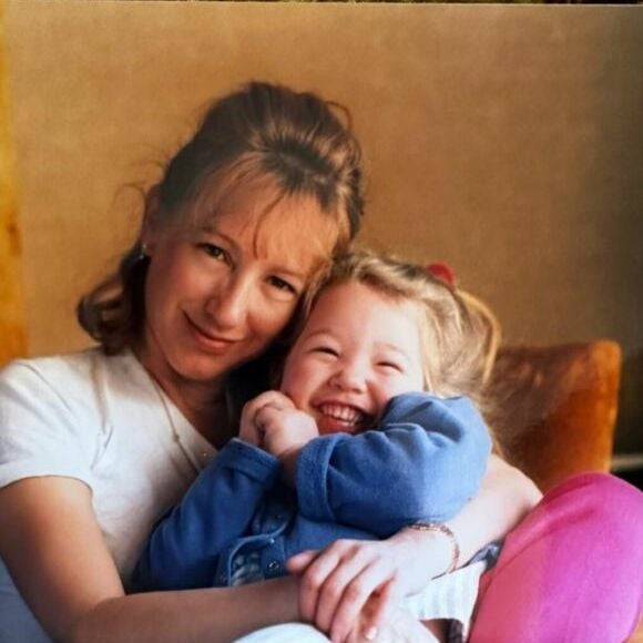 Laura Smet et partagé une adorable photo d'elle, enfant, aux côtés de Nathalie Baye, dimanche 4 juin 2023.Laura Smet et sa maman, sur Instagram, le 4 juin 2023
© Instagram