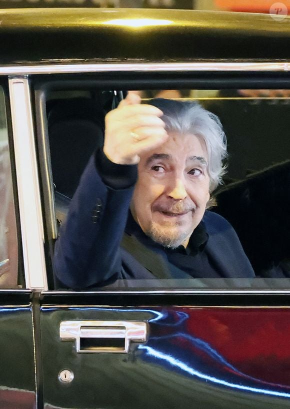 Le 9 juillet 2025, il a rendu hommage à Diane Hébert, sa productrice et amie, disparue brutalement. 

Exclusif - Serge Lama (parrain de la 1ère cérémonie des Victoires de la musique et Victoire d'honneur 2023) et Cyril Féraud lors du tournage secret pour la promotion des victoires de la musique 2025 (40 ans) à Paris, France, le 4 février 2025. Serge Lama et Cyril Féraud dans un citroën DS roulent dans la capitale pour découvrir les salles ou se sont déroulées les victoires de la musique depuis 40 ans avec au commencement le Moulin-Rouge vient ensuite le Zénith de Paris, le Palais des congrès de Paris, l'Olympia et enfin La Seine musicale. © Bestimage