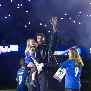 Olivier Giroud, entouré de ses enfants Aria, Aaron, Evan et Jade, reçoit un hommage au Stade de France avant le Quart de finale de la Ligue des Nations de l'UEFA 2025 "France - Croatie (2-0 / tab 5-4)" au Stade de France à Saint-Denis, le 23 mars 2025.
© Cyril Moreau/Bestimage