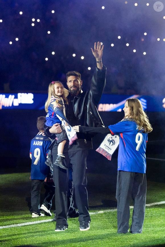 Olivier Giroud, entouré de ses enfants Aria, Aaron, Evan et Jade, reçoit un hommage au Stade de France avant le Quart de finale de la Ligue des Nations de l'UEFA 2025 "France - Croatie (2-0 / tab 5-4)" au Stade de France à Saint-Denis, le 23 mars 2025.
© Cyril Moreau/Bestimage