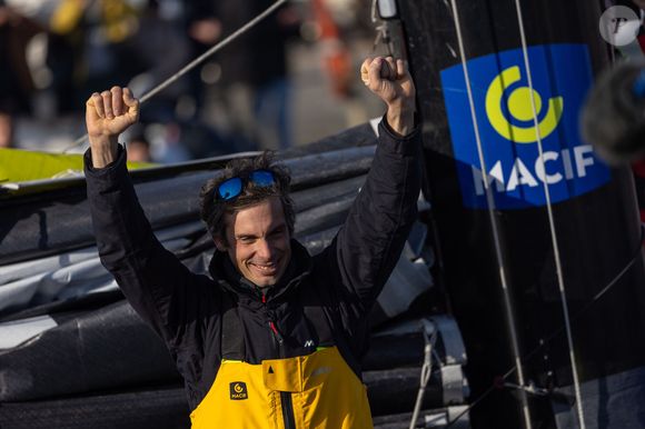 Arrivé aux alentours de 8h, Charlie Dalin a dû attendre 13h35 pour entrer

Le skipper de Macif Charlie Dalin remporte la dixième édition du tour du monde en solitaire Vendée Globe en pulvérisant le record de l’épreuve en 64 jours, 19 heures 22 minutes et 49 secondes aux Sables-d'Olonne, France, le 14 janvier 2025. © Alexis Courcoux/Psnewz/Bestimage