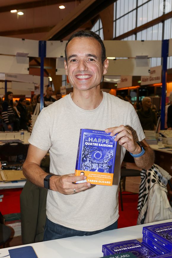 Fabien Olicard, à la Halle Georges Brassens de Brive-la-Gaillarde pour la Foire du Livre de Brive , le 9 novembre 2024. © Jean-Marc Lhomer / Bestimage