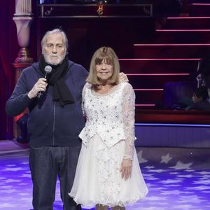 Stéphane Rolland et son mari Pierre, Jean-Jacques Debout, Chantal Goya, lors de la représentation pour Les Pièces Jaunes du Cirque Bouglione au Cirque d’Hiver organisée par le couturier Stéphane Rolland et Pierre Martinez, Paris, France, le 10 janvier 2026. © Jack Tribeca / Bestimage