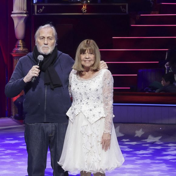 Stéphane Rolland et son mari Pierre, Jean-Jacques Debout, Chantal Goya, lors de la représentation pour Les Pièces Jaunes du Cirque Bouglione au Cirque d’Hiver organisée par le couturier Stéphane Rolland et Pierre Martinez, Paris, France, le 10 janvier 2026. © Jack Tribeca / Bestimage