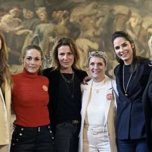 La grande famille de la célèbre émission d'enchères de France 2, "Affaire conclue" s'agrandit !

Aurore Morisse, Caroline Margeridon, Christine Metais, Diane Chatelet, Nathalie Cassinis et Marie du Sordet à Bruxelles, Belgique. © Didier Lebrun/Photonews/Bestimage