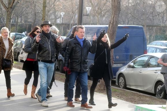 Dominique Lanvin Quilichini, Lolita Séchan et son père le chanteur Renaud, Romane Serda et des amis - Obsèques de Thierry Séchan frère du chanteur Renaud) au cimetière du Montparnasse à Paris le 16 janvier 2019. © Agence /Bestimage