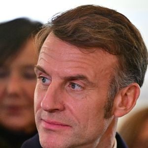 Le président de la République française Emmanuel Macron lors de sa visite du site de l'extension prévue de la gare de Marseille Saint-Charles, à Marseille, France, le 16 décembre 2025. © Christian Liewig/Bestimage
