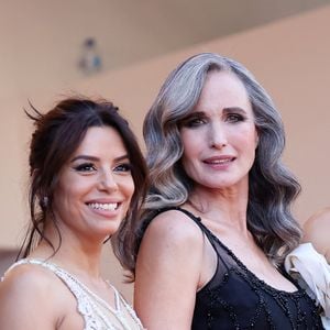 Elle a révélé dans une interview sa routine bien-être pour rester en forme.

Eva Longoria, Andie MacDowell - Montée des marches du film " The Old Oak " lors du 76ème Festival International du Film de Cannes, au Palais des Festivals à Cannes. © Jacovides-Moreau / Bestimage