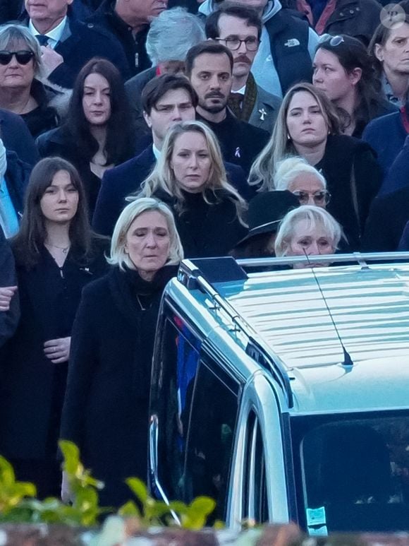 Marine Le Pen,Yann Le Pen, Nolwenn Olivier, Jany Le Pen, Pierriette Le Pen et son petit fils et les autres membre du clan Le Pen - Le clan Le Pen se rend au cimetière de la Trinité-sur-Mer après les obsèques de Jean-Marie Le Pen en l'église Saint-Joseph le 11 janvier 2025.