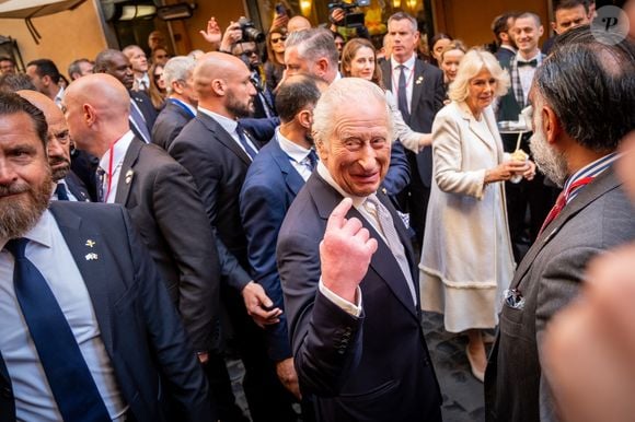 Le roi Charles III d'Angleterre et Camilla Parker Bowles, reine consort d'Angleterre, lors d'un bain de foule dans les rues de Rome, le 9 avril 2025. Le couple royal britannique est en voyage officiel de quatre jours en Italie. Zuma Press / Bestimage