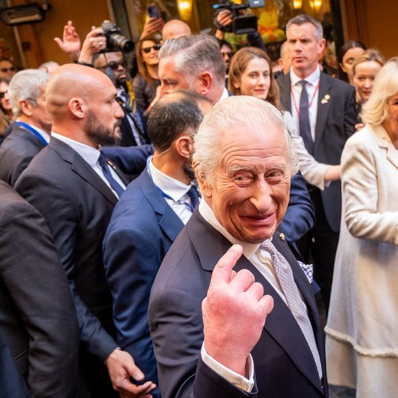 Le roi Charles III d'Angleterre et Camilla Parker Bowles, reine consort d'Angleterre, lors d'un bain de foule dans les rues de Rome, le 9 avril 2025. Le couple royal britannique est en voyage officiel de quatre jours en Italie. Zuma Press / Bestimage