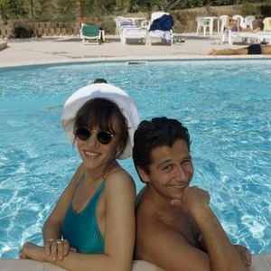 Archives - En France, à Saint-Tropez,  Laurent Gerra et Virginie Lemoine en vacances au Mas de Chastelas, dans la piscine le 10 août 1995.
©Bruno Schneider via Bestimage