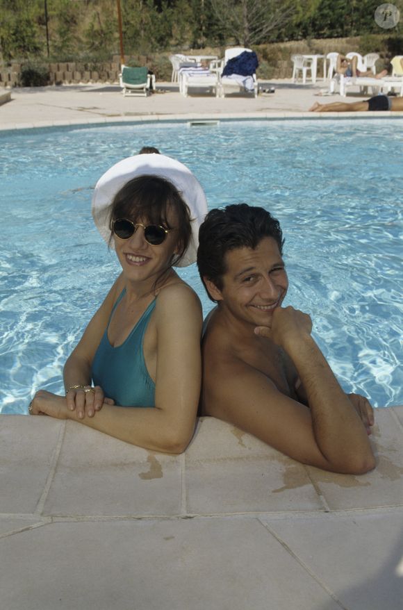 Archives - En France, à Saint-Tropez,  Laurent Gerra et Virginie Lemoine en vacances au Mas de Chastelas, dans la piscine le 10 août 1995.
©Bruno Schneider via Bestimage