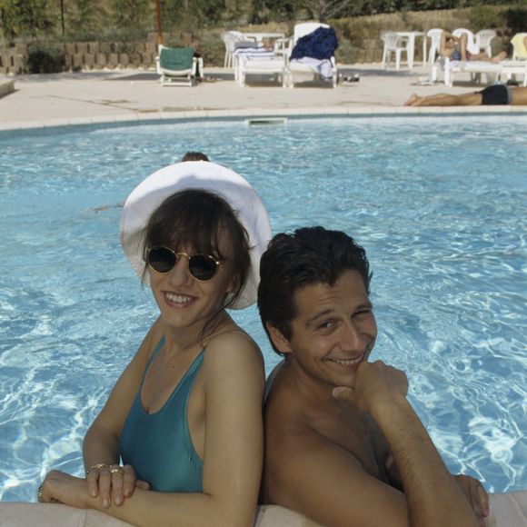 Archives - En France, à Saint-Tropez,  Laurent Gerra et Virginie Lemoine en vacances au Mas de Chastelas, dans la piscine le 10 août 1995.
©Bruno Schneider via Bestimage