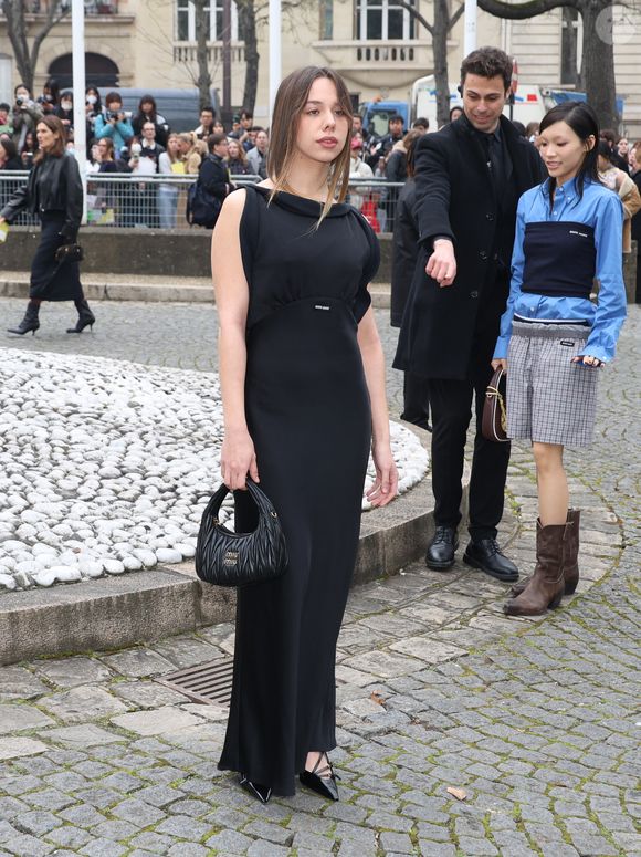 Kim Higelin aux arrivées au défilé Miu Miu Mode Féminine Prêt-À-Porter Automne/Hiver 2025-2026 lors de la Fashion Week de Paris (PFW) au Conseil économique et social Palais de Iéna, à Paris, France, le 11 mars 2025. © Denis Guignebourg/Bestimage