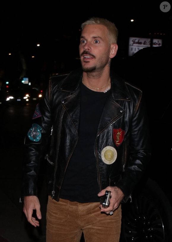 En publiant une photo de son assiette, l'artiste a d'ailleurs enfreint l'une des règles strictes du lieu, qui interdit habituellement les clichés.

Le chanteur français Matt Pokora est élégant dans une veste en cuir alors qu'il sort pour un dîner tardif au Catch Steak à West Hollywood. © Backgrid USA / Bestimage