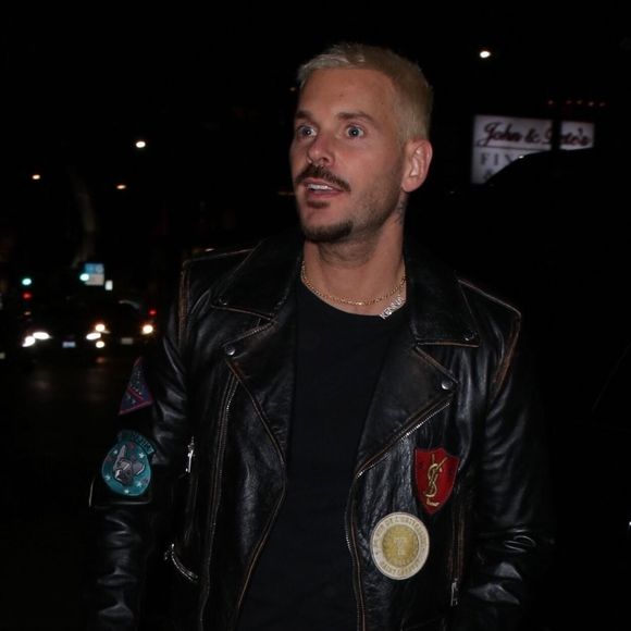 En publiant une photo de son assiette, l'artiste a d'ailleurs enfreint l'une des règles strictes du lieu, qui interdit habituellement les clichés.

Le chanteur français Matt Pokora est élégant dans une veste en cuir alors qu'il sort pour un dîner tardif au Catch Steak à West Hollywood. © Backgrid USA / Bestimage