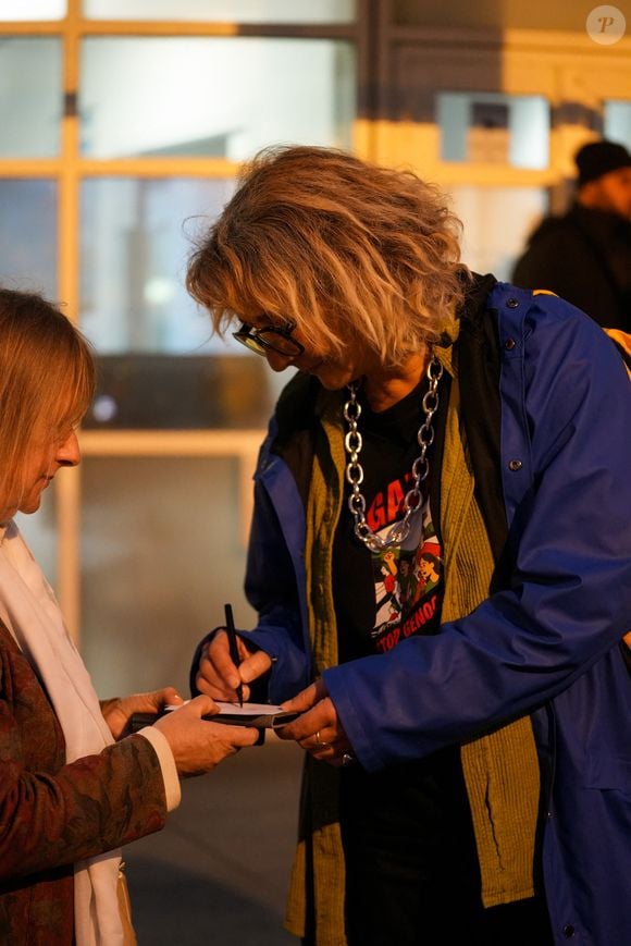 Exclusif - Corinne Masiero - Sortie des invités de l'enregistrement de "Vivement Dimanche" aux Studios Rive Gauche le 5 novembre 2025.
Cette émission sera diffusée sur France 3 le 30 novembre 2025.

© Anne-Sophie Guebey / Bestimage