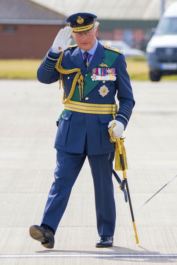 Charles III a affirmé qu'il va "pas trop mal", rassurant ainsi les Britanniques. 

Le roi Charles III d'Angleterre durant une visite en Ecosse. © Alpha Agency / Bestimage