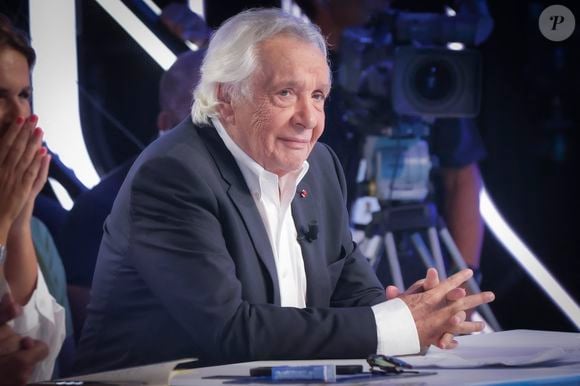 Exclusif - Michel Sardou sur le plateau de l'émission Touche pas à mon poste (TPMP) présentée en direct par C.Hanouna et diffusée sur C8 le 29 août 2022. © Jack Tribeca / Bestimage