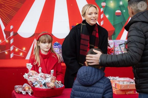 La princesse Charlène de Monaco, La princesse Gabriella de Monaco, comtesse de Carladès - La famille princière de Monaco offre les traditionnels cadeaux de Noël aux enfants monégasques dans la Cour du Palais Princier, le 18 décembre 2024. 
© Olivier Huitel / Pool Monaco / Bestimage