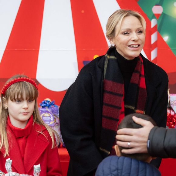 La princesse Charlène de Monaco, La princesse Gabriella de Monaco, comtesse de Carladès - La famille princière de Monaco offre les traditionnels cadeaux de Noël aux enfants monégasques dans la Cour du Palais Princier, le 18 décembre 2024. 
© Olivier Huitel / Pool Monaco / Bestimage