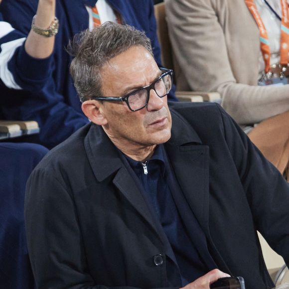 Julien Courbet - Célébrités dans les tribunes des Internationaux de France de tennis de Roland Garros 2024 à Paris le 27 mai 2024. © Moreau-Jacovides/Bestimage