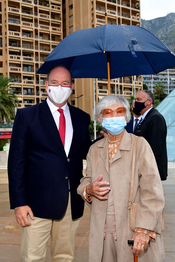 Exclusif -  Le prince Albert II de Monaco et Brigitte Auber durant l'inauguration de la Sunbeam Alpine Mark III 1954 Hybride dans le cadre du salon Ever à Monaco le 11 septembre 2020, avec Brigitte Auber. Cet événement concorde avec les 65 ans de la sortie en salle du film "La main au collet" d'Alfred Hitchcock, dans lequel a joué la Princesse Grace et Brigitte Auber. © Bruno Bebert / Bestimage