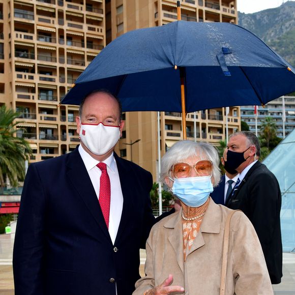 Exclusif -  Le prince Albert II de Monaco et Brigitte Auber durant l'inauguration de la Sunbeam Alpine Mark III 1954 Hybride dans le cadre du salon Ever à Monaco le 11 septembre 2020, avec Brigitte Auber. Cet événement concorde avec les 65 ans de la sortie en salle du film "La main au collet" d'Alfred Hitchcock, dans lequel a joué la Princesse Grace et Brigitte Auber. © Bruno Bebert / Bestimage