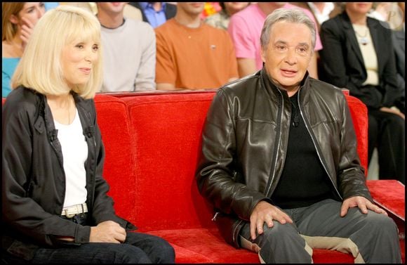 Michel Sardou s'en est voulu de faire souffrir Mireille Darc.

Michel Sardou et Mireille Darc sur le plateau de "Vivement Dimanche".  © Guillaume Gaffiot/Bestimage