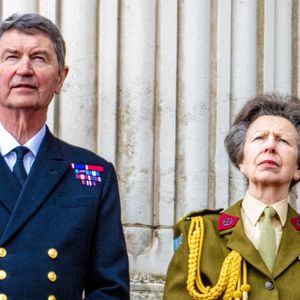 Or, dans la liste des événements marquants de la vie de la princesse Anne, Buckingham Palace a partagé une liste de 75 faits quant à sa vie personnelle... 

La princesse Anne et son mari Timothy Laurence, - La famille royale britannique assiste aux célébrations du 80ème anniversaire de la fin de la Seconde guerre mondiale (VE Day) à Londres, le 5 mai 2025.