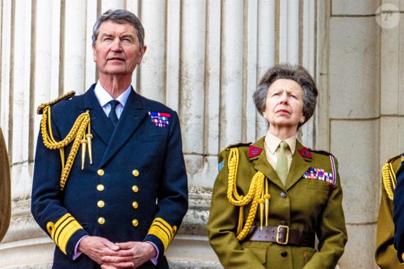 Or, dans la liste des événements marquants de la vie de la princesse Anne, Buckingham Palace a partagé une liste de 75 faits quant à sa vie personnelle... 

La princesse Anne et son mari Timothy Laurence, - La famille royale britannique assiste aux célébrations du 80ème anniversaire de la fin de la Seconde guerre mondiale (VE Day) à Londres, le 5 mai 2025.
