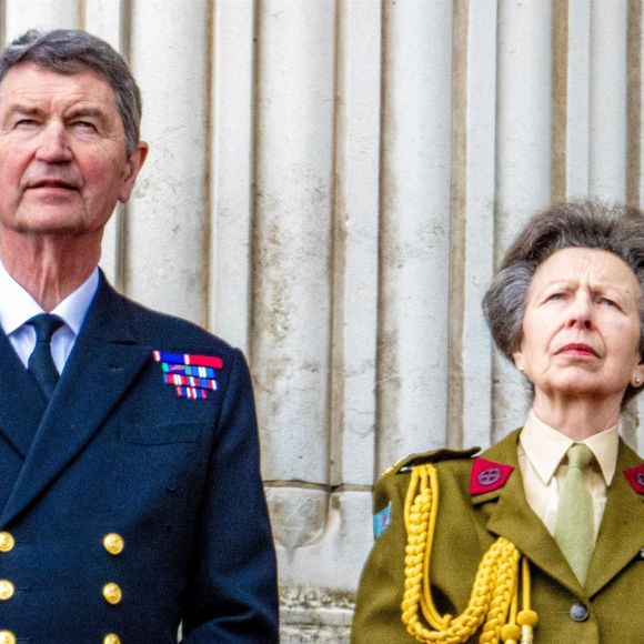 Or, dans la liste des événements marquants de la vie de la princesse Anne, Buckingham Palace a partagé une liste de 75 faits quant à sa vie personnelle... 

La princesse Anne et son mari Timothy Laurence, - La famille royale britannique assiste aux célébrations du 80ème anniversaire de la fin de la Seconde guerre mondiale (VE Day) à Londres, le 5 mai 2025.