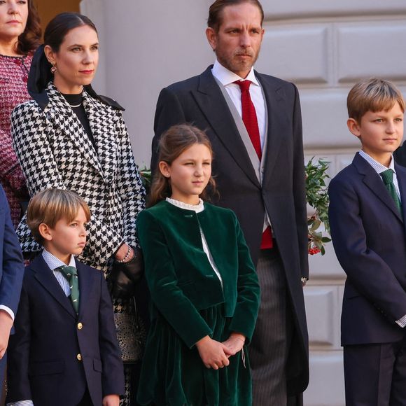 Ensemble, ils ont trois enfants : Sacha, né en 2013, India, née en 2015, et Maximilian, né en 2018. 

Andrea Casiraghi, Tatiana Santo Domingo, Sacha, India et Maximilien dans la cour du palais princier le jour de la fête nationale de Monaco le 19 novembre 2024. © Jean-Charles Vinaj / Pool Monaco / Bestimage