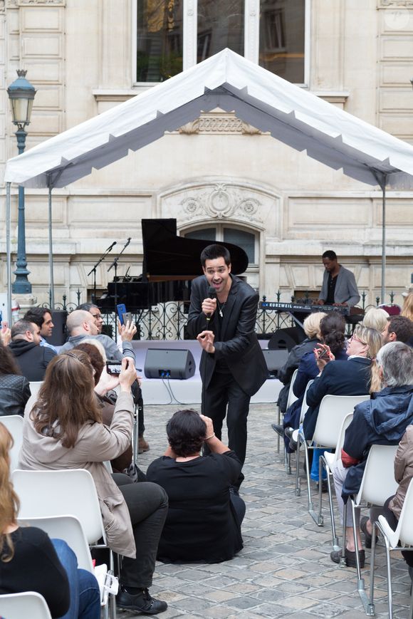 Yoann Fréget (qui se fait désormais appeler Yoann FreeJay - Il a décidé de changer de nom pour faire carrière aux Etats-Unis et travailler sur son deuxième album) chante lors de la fête de la musique à la mairie du 8ème arrondissement à Paris le 21 juin 2016. © Joséphine Royer / Bestimage