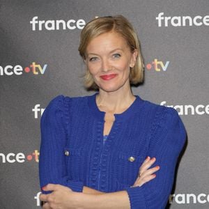 Au-delà du stress inhérent au direct, c'est toute la mécanique de la matinale qu'il a fallu réinventer. "Professionnellement, ça change la musique de l’émission et la concentration", détaille-t-elle encore au Buzz TV.
Maya Lauqué - Photocall à l'occasion des 40 ans de l'émission "Télématin" au siège de France Télévisions à Paris. © Coadic Guirec/Bestimage