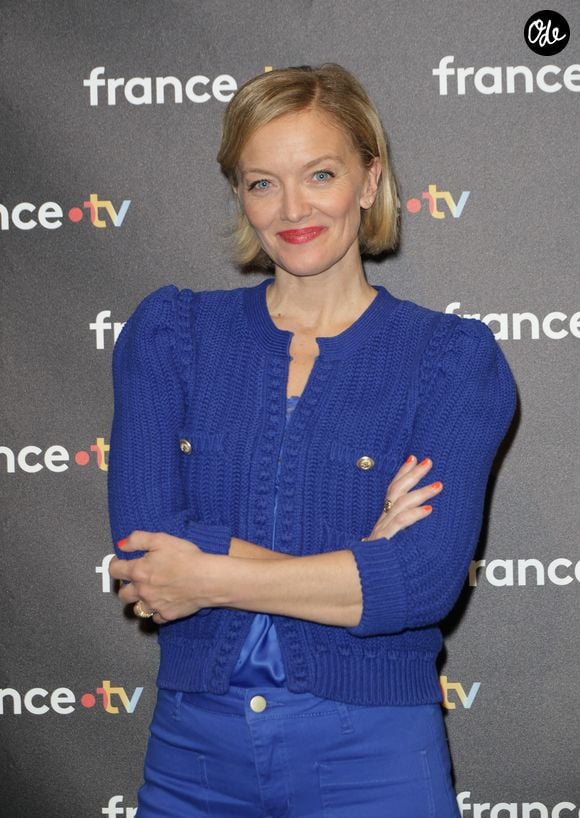 Au-delà du stress inhérent au direct, c'est toute la mécanique de la matinale qu'il a fallu réinventer. "Professionnellement, ça change la musique de l’émission et la concentration", détaille-t-elle encore au Buzz TV.

Maya Lauqué - Photocall à l'occasion des 40 ans de l'émission "Télématin" au siège de France Télévisions à Paris. © Coadic Guirec/Bestimage