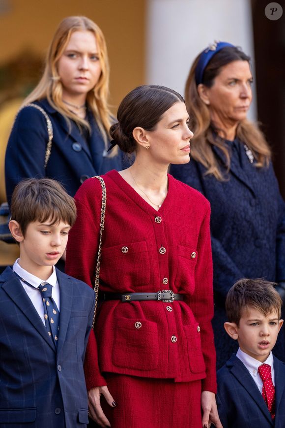 Charlotte Casiraghi et ses fils Raphaël Elmaleh et Balthazar Rassam - La famille princière monégasque dans la cour d'honneur du palais lors de la la fête nationale à Monaco, le 19 novembre 2023. La famille princière monégasque assiste à la prise d’armes, puis à la cérémonie de remise des médailles et à un défilé militaire sur la place du palais princier. 
© Olivier Huitel / Pool Monaco / Bestimage