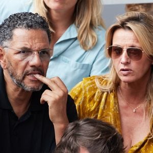 Roschdy Zem et sa compagne Sarah Lavoine - Célébrités en tribunes des Internationaux de France de tennis de Roland Garros 2023 à Paris le 11 juin 2023. © Jacovides-Moreau/Bestimage