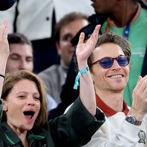 Mélanie Thierry et son compagnon le chanteur Raphaël dans les tribunes lors des Internationaux de France de Tennis de Roland Garros 2025, à Paris, France, le 4 juin 2025. © Jacovides-Moreau/Bestimage