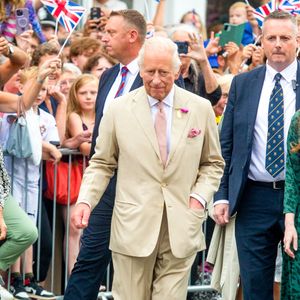 Le roi Charles III d'Angleterre et Camilla Parker Bowles, reine consort d'Angleterre, rencontrent le public à Newmarket, Royaume Uni, le 22 juillet 2025, lors de leur visite du National Stud et des salles du Jockey Club. © Tayfun Salci/ZUMA Press Wire / BestimageBestimage