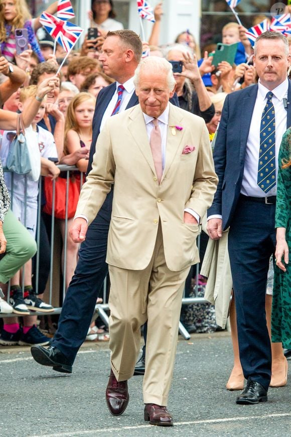 Le roi Charles III d'Angleterre et Camilla Parker Bowles, reine consort d'Angleterre, rencontrent le public à Newmarket, Royaume Uni, le 22 juillet 2025, lors de leur visite du National Stud et des salles du Jockey Club. © Tayfun Salci/ZUMA Press Wire / BestimageBestimage