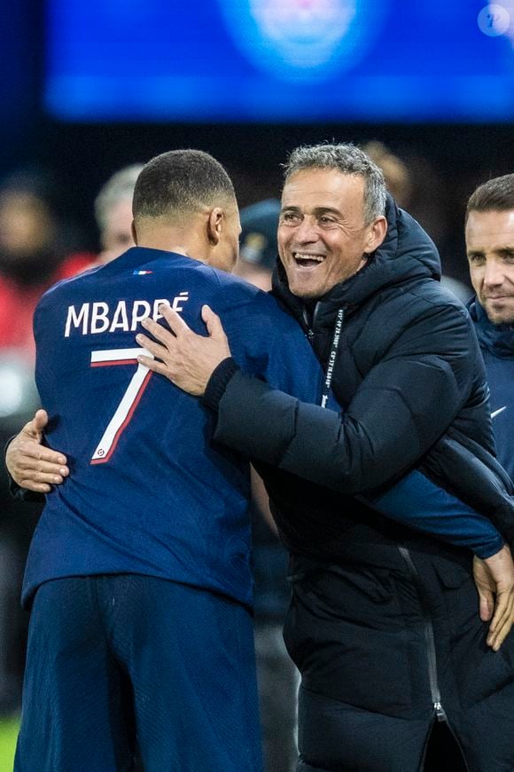 “Le coach doit convaincre ses joueurs que c'est possible. On a montré qu'on avait des stars au service de l'équipe, et non l'inverse”, ajoute Luis Enrique 

Kylian Mbappé et Luis Enrique - Trophée des Champions entre le PSG et Toulouse (2-0) au Parc des Princes à Paris le 3 janvier 2024. © Cyril Moreau/Bestimage