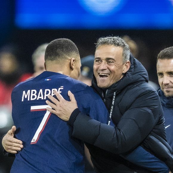 “Le coach doit convaincre ses joueurs que c'est possible. On a montré qu'on avait des stars au service de l'équipe, et non l'inverse”, ajoute Luis Enrique 

Kylian Mbappé et Luis Enrique - Trophée des Champions entre le PSG et Toulouse (2-0) au Parc des Princes à Paris le 3 janvier 2024. © Cyril Moreau/Bestimage