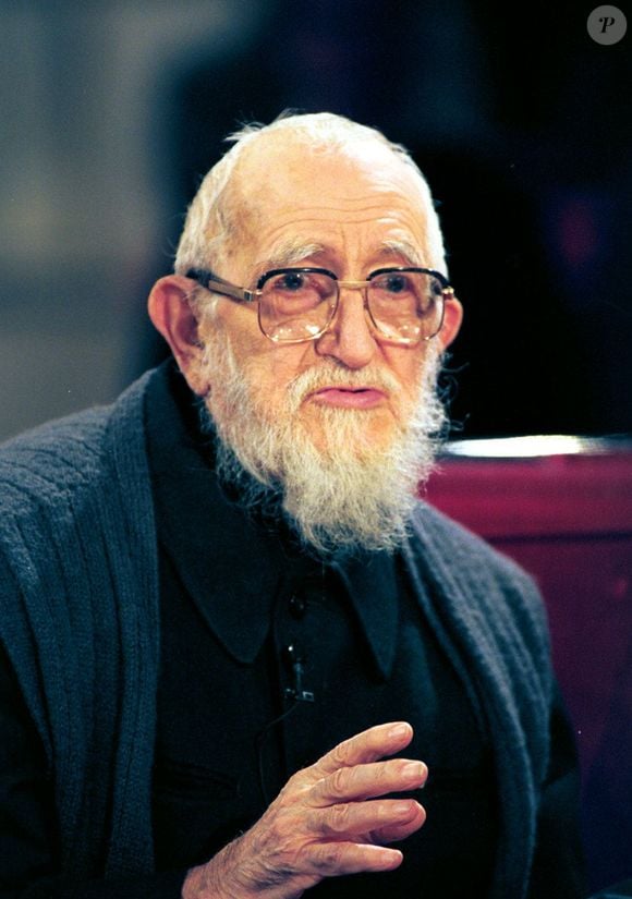 Il aurait agi tout en réduisant ses victimes au silence grâce à des menaces notamment
L'abbé Pierre dans "Vivement dimanche" le 22 novembre 1999