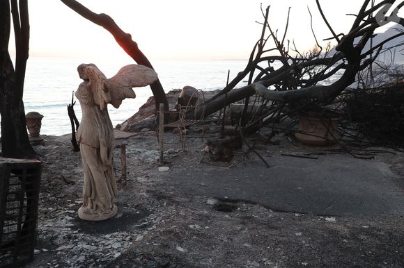 - Vues générales de la Pacific Coast Highway et de ce qui reste du restaurant Moonshadows après les incendies dans la région de Los Angeles en janvier 2025



Pictured: Malibu PCH