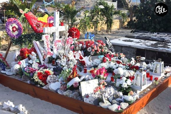 Illustrations de la tombe de Johnny Hallyday au cimetière marin de Lorient à Saint-Barthélemy le 14 avril 2018. 
Crédit : Agence / Bestimage