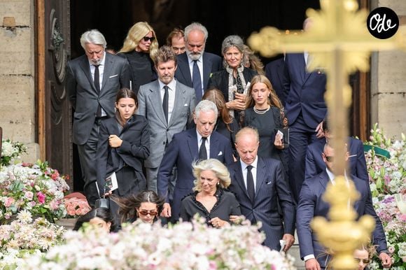 Robert Agostinelli, ses enfants Héloïse Agostinelli, Carlo Agostinelli et les proches de la défunte - Sortie des obsèques de Mathilde Favier en l'église Saint-Sulpice à Paris le 31 aout 2026. © Dominique Jacovides-Cyril Moreau/Bestimage