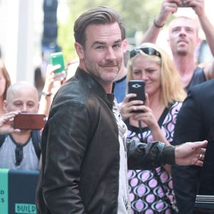 Nashville, TN FILE PHOTOS James Van Der Beek, la star de la série pour adolescents des années 1990 "Dawson's Creek", est décédé mercredi à l'âge de 48 ans après une bataille contre le cancer, a annoncé sa femme sur les médias sociaux.

Photo : Backgrid USA / Bestimage