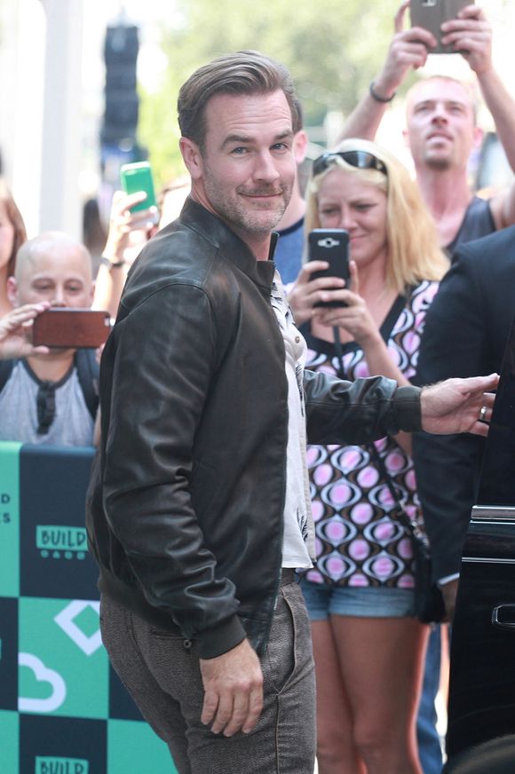Nashville, TN FILE PHOTOS James Van Der Beek, la star de la série pour adolescents des années 1990 "Dawson's Creek", est décédé mercredi à l'âge de 48 ans après une bataille contre le cancer, a annoncé sa femme sur les médias sociaux.

Photo : Backgrid USA / Bestimage